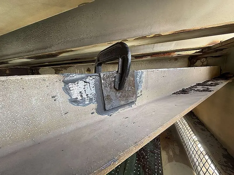 Reinforcement plate cold bonded onto damaged steel support