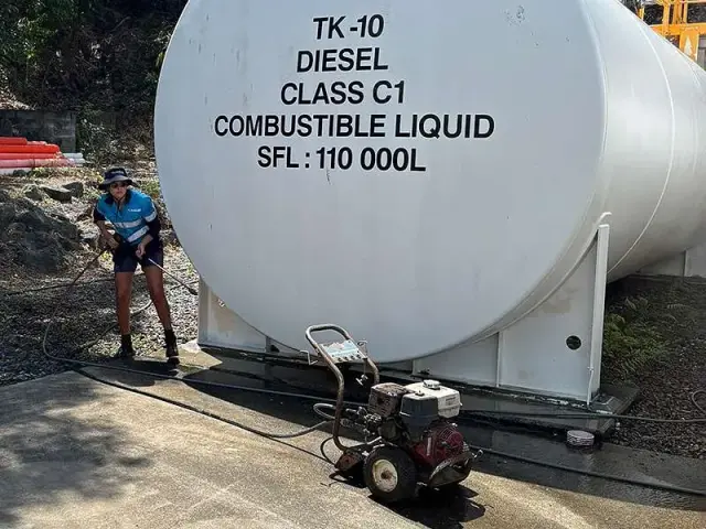 Low-pressure washing the diesel tank before coating
